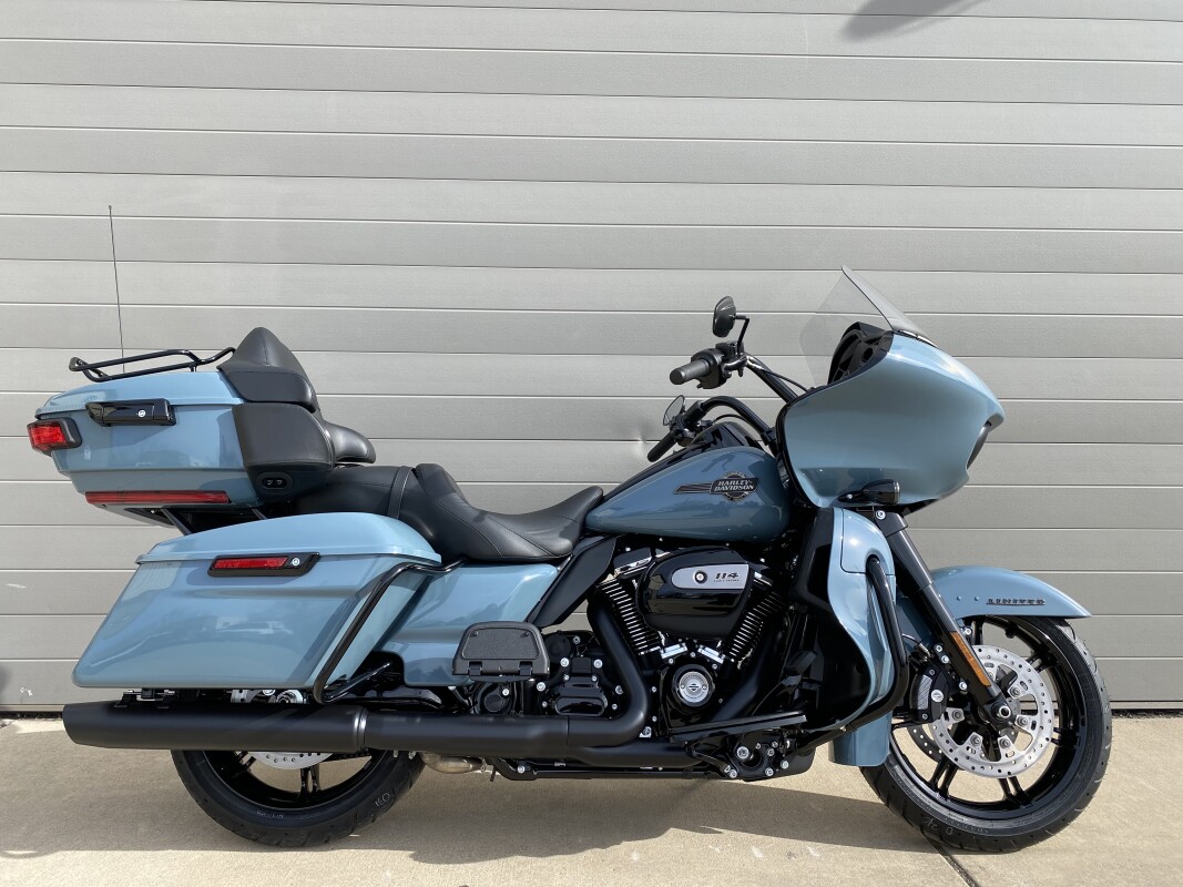 2024 Harley-Davidson<sup>®</sup> Road Glide<sup>®</sup> Limited Sharkskin Blue - Black Finish