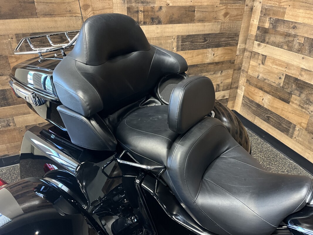 2017 Harley-Davidson Tri Glide Ultra Vivid Black FLHTCUTG - Photo 7