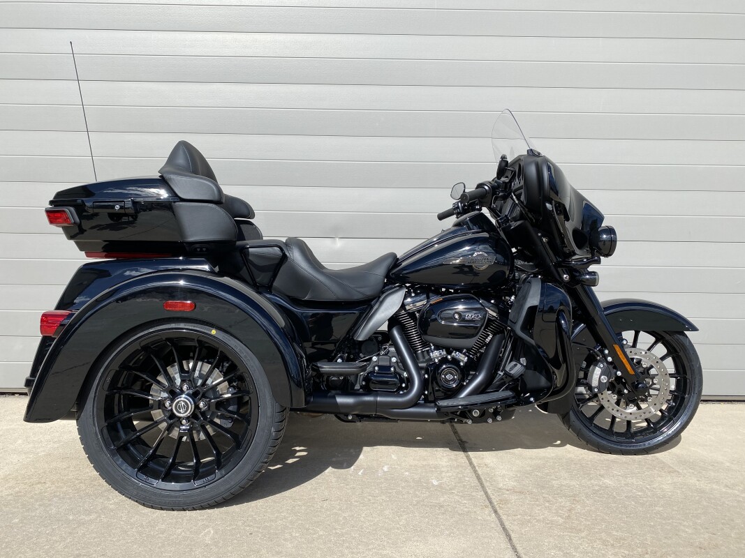 2025 Harley-Davidson<sup>®</sup> Tri Glide<sup>®</sup> Ultra Vivid Black - Black Finish