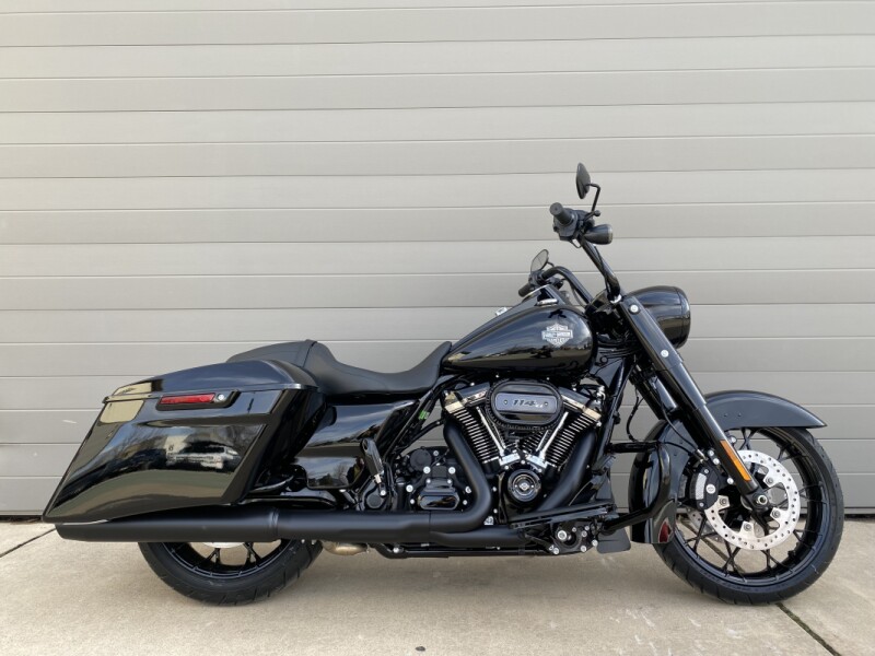 2025 Harley-Davidson<sup>®</sup> Road King<sup>®</sup> Special Vivid Black - Black Finish