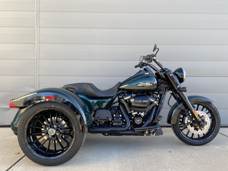 2024 Harley-Davidson<sup>®</sup> Freewheeler<sup>®</sup> Alpine Green / Vivid Black