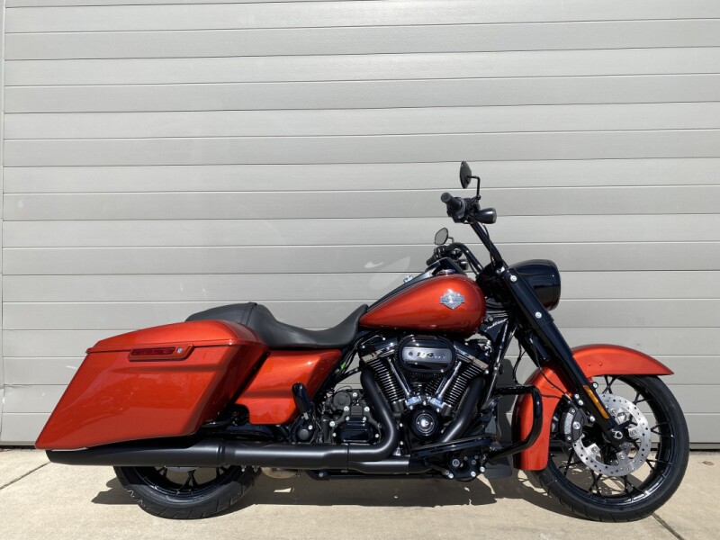 2025 Harley-Davidson<sup>®</sup> Road King<sup>®</sup> Special Whiskey Fire - Black Finish