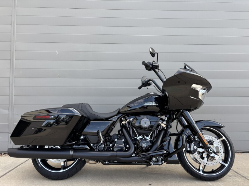 2025 Harley-Davidson<sup>®</sup> Road Glide® Vivid Black