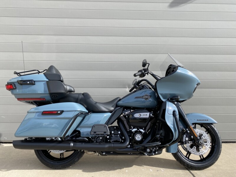 2024 Harley-Davidson<sup>®</sup> Road Glide<sup>®</sup> Limited Sharkskin Blue - Black Finish