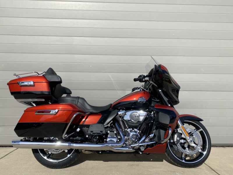2025 Harley-Davidson<sup>®</sup> Street Glide® Whiskey Fire - Black Finish