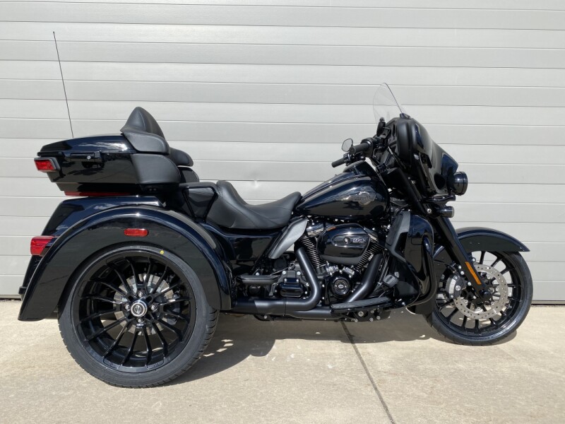 2025 Harley-Davidson<sup>®</sup> Tri Glide<sup>®</sup> Ultra Vivid Black - Black Finish