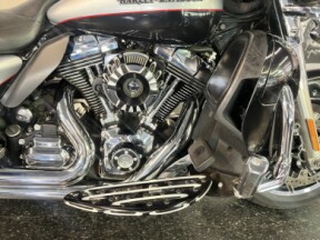 2015 Harley-Davidson® Ultra Limited Brilliant Silver Pearl/Vivid Black FLHTK thumb 1