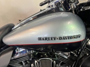 2015 Harley-Davidson® Ultra Limited Brilliant Silver Pearl/Vivid Black FLHTK thumb 3