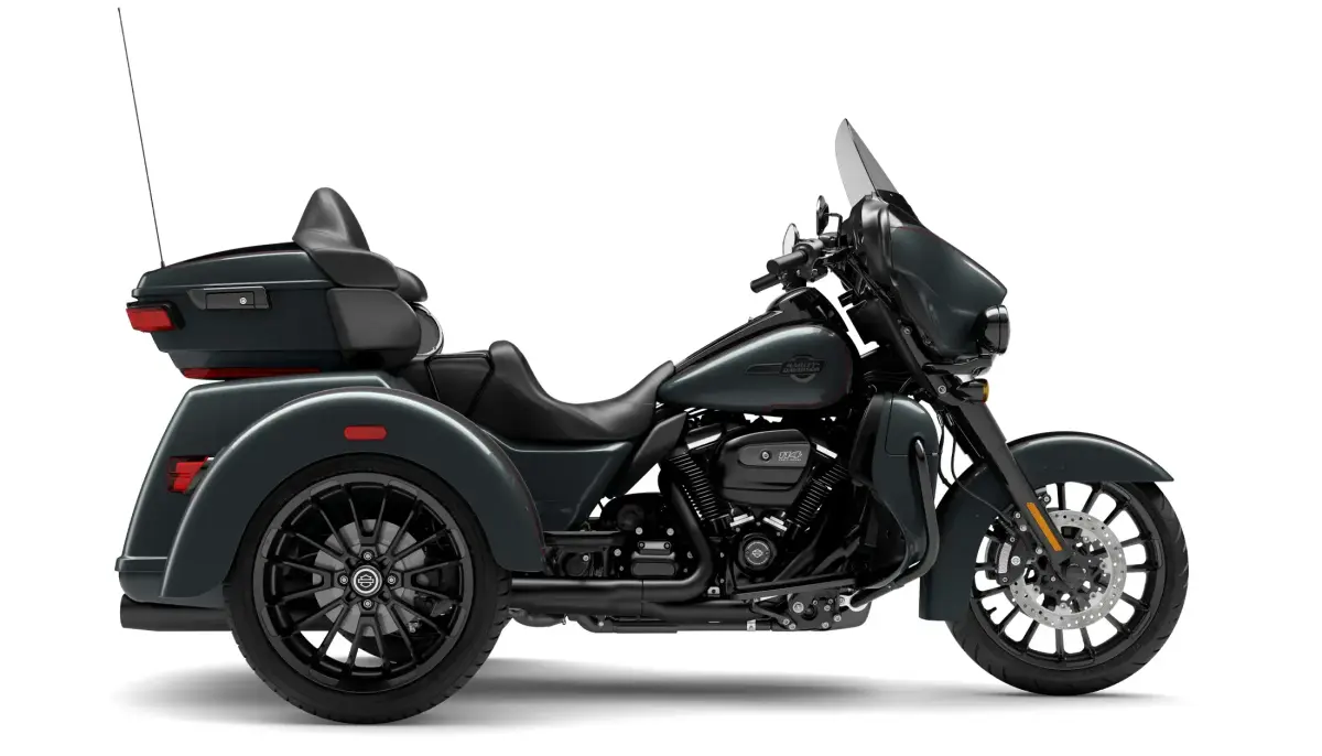 2025 Harley-Davidson® Tri Glide® Ultra Iron Horse Metallic / Vivid Black - Black Finish