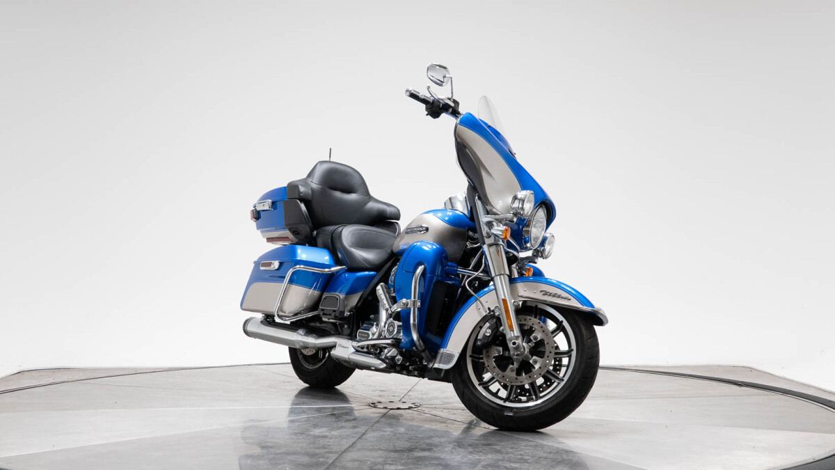 2018 Harley-Davidson FLHTCU Ultra Classic in Electric Blue and Silver Fortune with 7763 miles - Photo 5