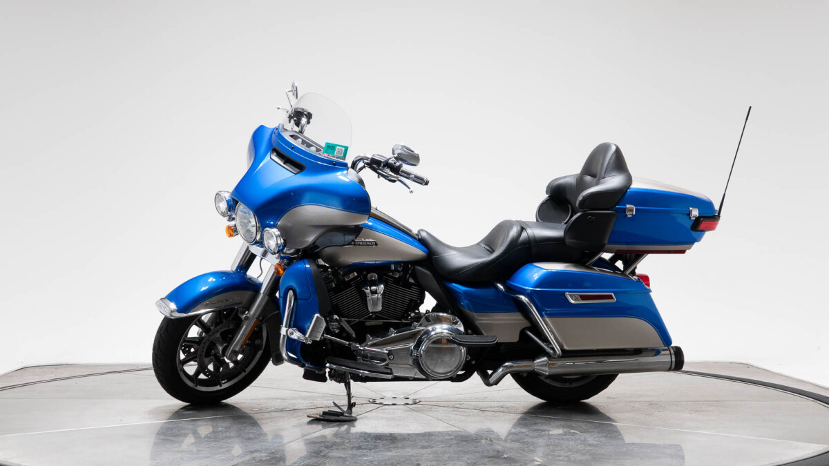 2018 Harley-Davidson FLHTCU Ultra Classic in Electric Blue and Silver Fortune with 7763 miles - Photo 10