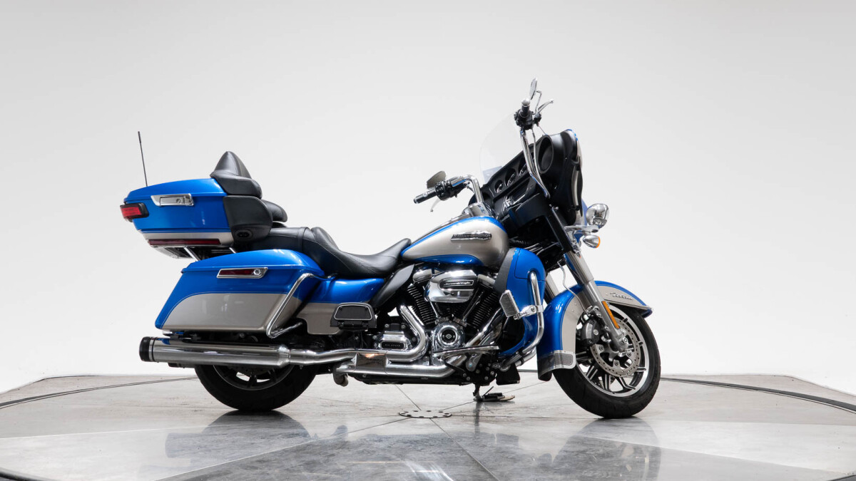 2018 Harley-Davidson FLHTCU Ultra Classic in Electric Blue and Silver Fortune with 7763 miles - Photo 3