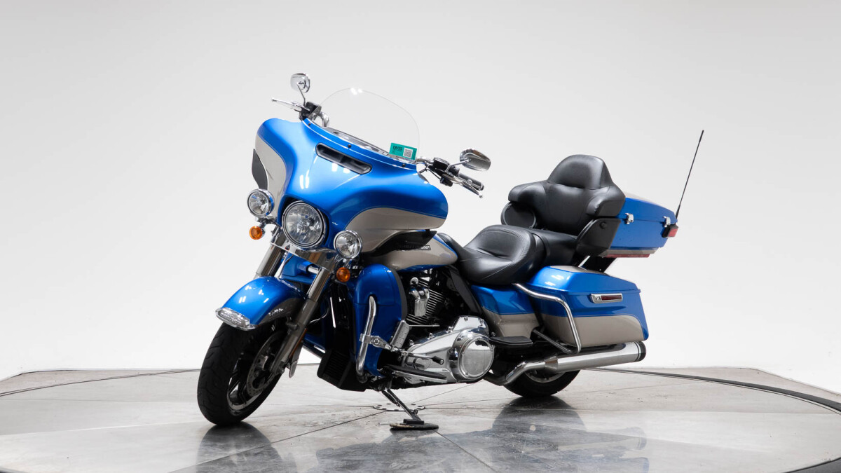 2018 Harley-Davidson FLHTCU Ultra Classic in Electric Blue and Silver Fortune with 7763 miles - Photo 9