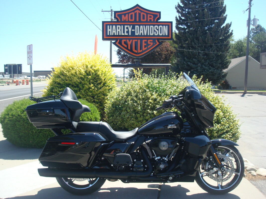 2025 Harley-Davidson Street Glide Ultra Vivid Black - Black Finish