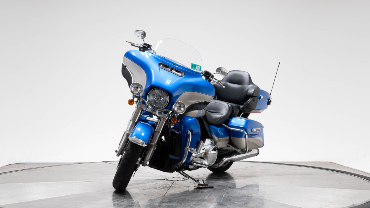 2018 Harley-Davidson FLHTCU Ultra Classic in Electric Blue and Silver Fortune with 7763 miles - Photo 8