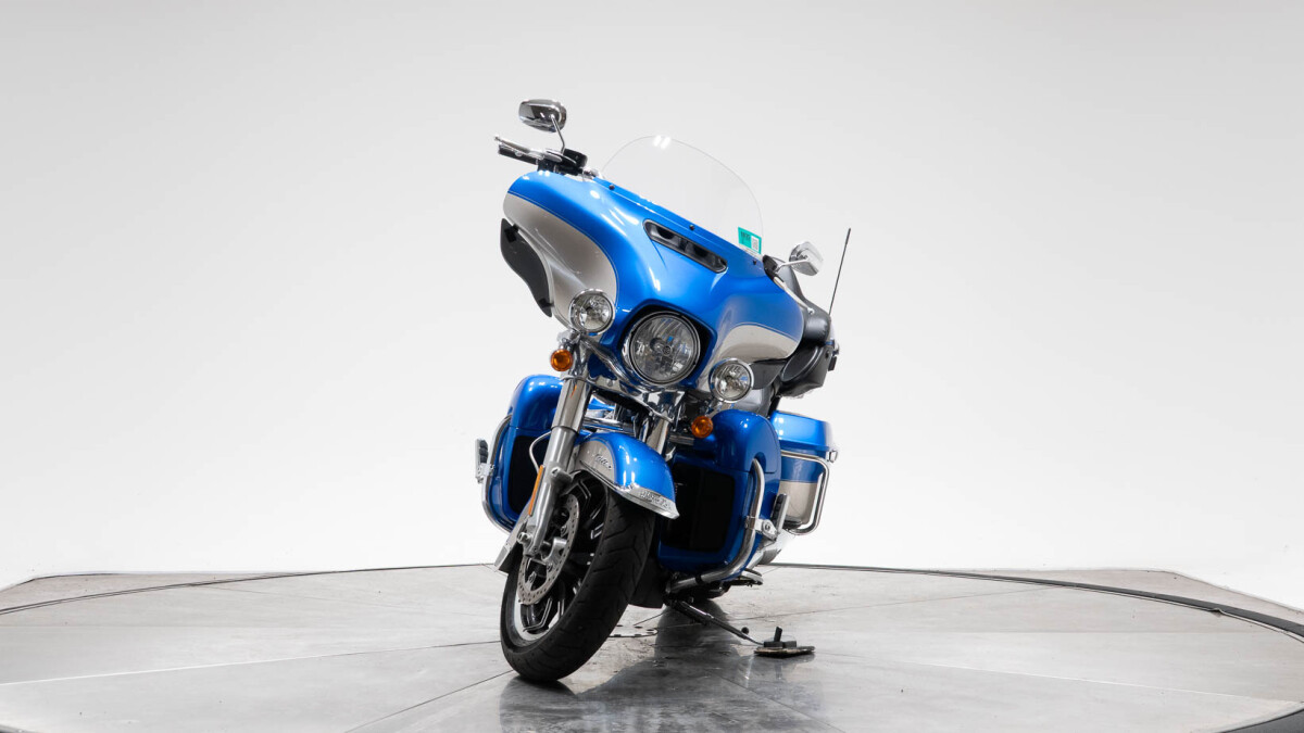 2018 Harley-Davidson FLHTCU Ultra Classic in Electric Blue and Silver Fortune with 7763 miles - Photo 7