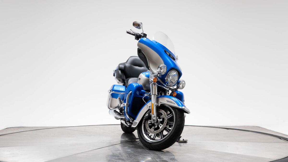 2018 Harley-Davidson FLHTCU Ultra Classic in Electric Blue and Silver Fortune with 7763 miles - Photo 6