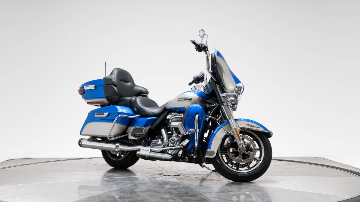 2018 Harley-Davidson FLHTCU Ultra Classic in Electric Blue and Silver Fortune with 7763 miles - Photo 4