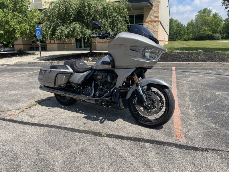 2023 Harley-Davidson® CVO™ Road Glide® Dark Platinum w/Pinstripe