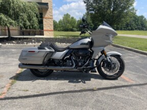2023 Harley-Davidson® CVO™ Road Glide® Dark Platinum w/Pinstripe thumb 3