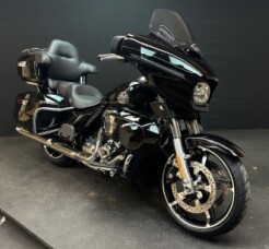 Harley-Davidson® Street Glide™ Ultra 2025 FLHXU VIVID BLACK thumb 3