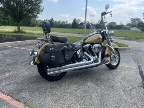 2017 Harley-Davidson® Heritage Softail® Classic Two-Tone Black Hills Gold/Black Quartz thumb 2