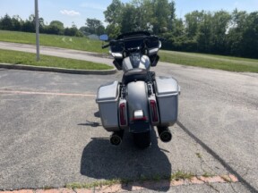 2023 Harley-Davidson® CVO™ Road Glide® Dark Platinum w/Pinstripe thumb 1