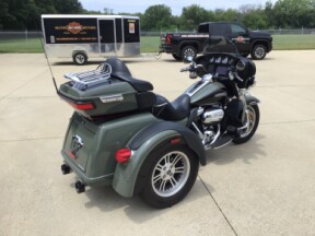 2021 FLHTCUTG Tri Glide® Ultra thumb 1