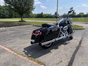 2021 Harley-Davidson<sup>®</sup> Road King® Vivid Black thumb 3