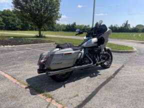 2023 Harley-Davidson® CVO™ Road Glide® Dark Platinum w/Pinstripe thumb 2