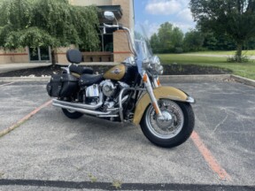 2017 Harley-Davidson® Heritage Softail® Classic Two-Tone Black Hills Gold/Black Quartz thumb 3
