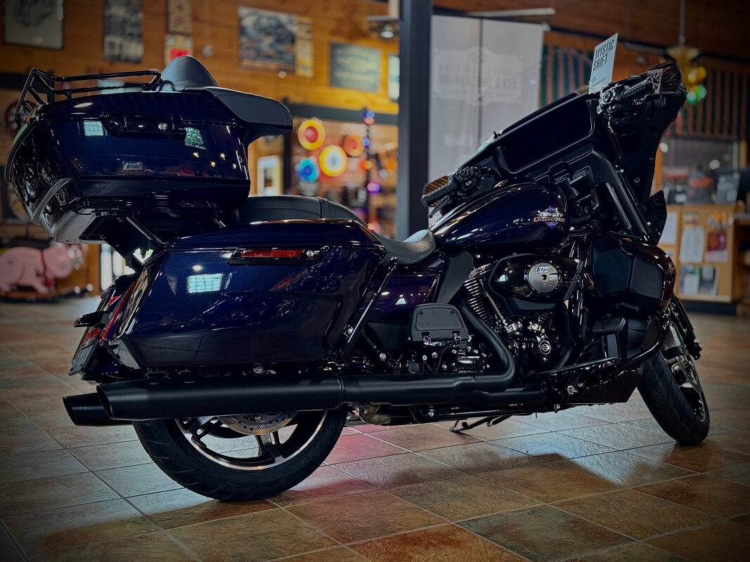 2025 Harley-Davidson Street Glide Ultra Mystic Shift - Black Finish