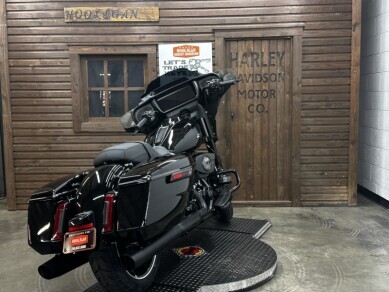 2025 Harley-Davidson Street Glide VIVID BLACK/BLACK TRIM - Photo 3