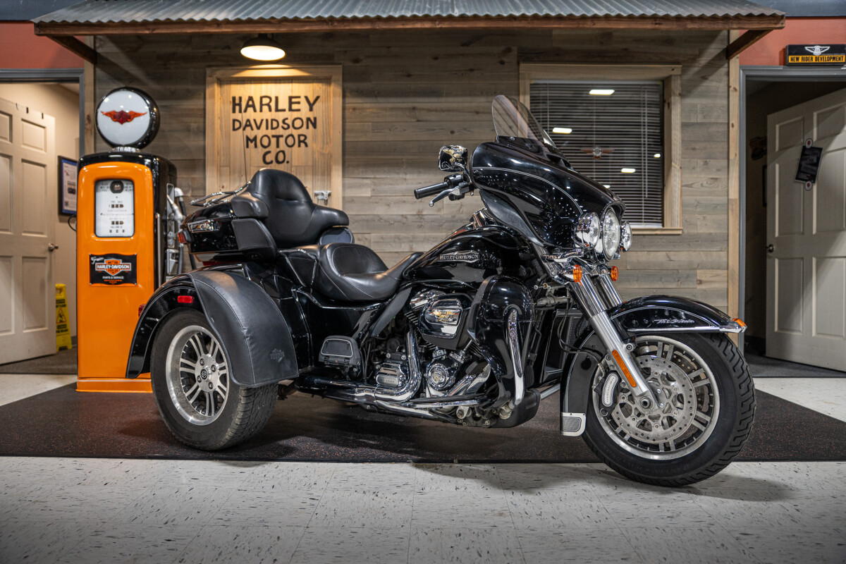 2024 Harley-Davidson® Road Glide® 3 Vivid Black - Black
