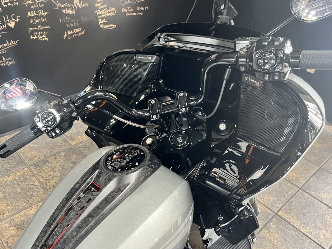 2025 Harley-Davidson CVO Road Glide ST Mercury Silver - Photo 2