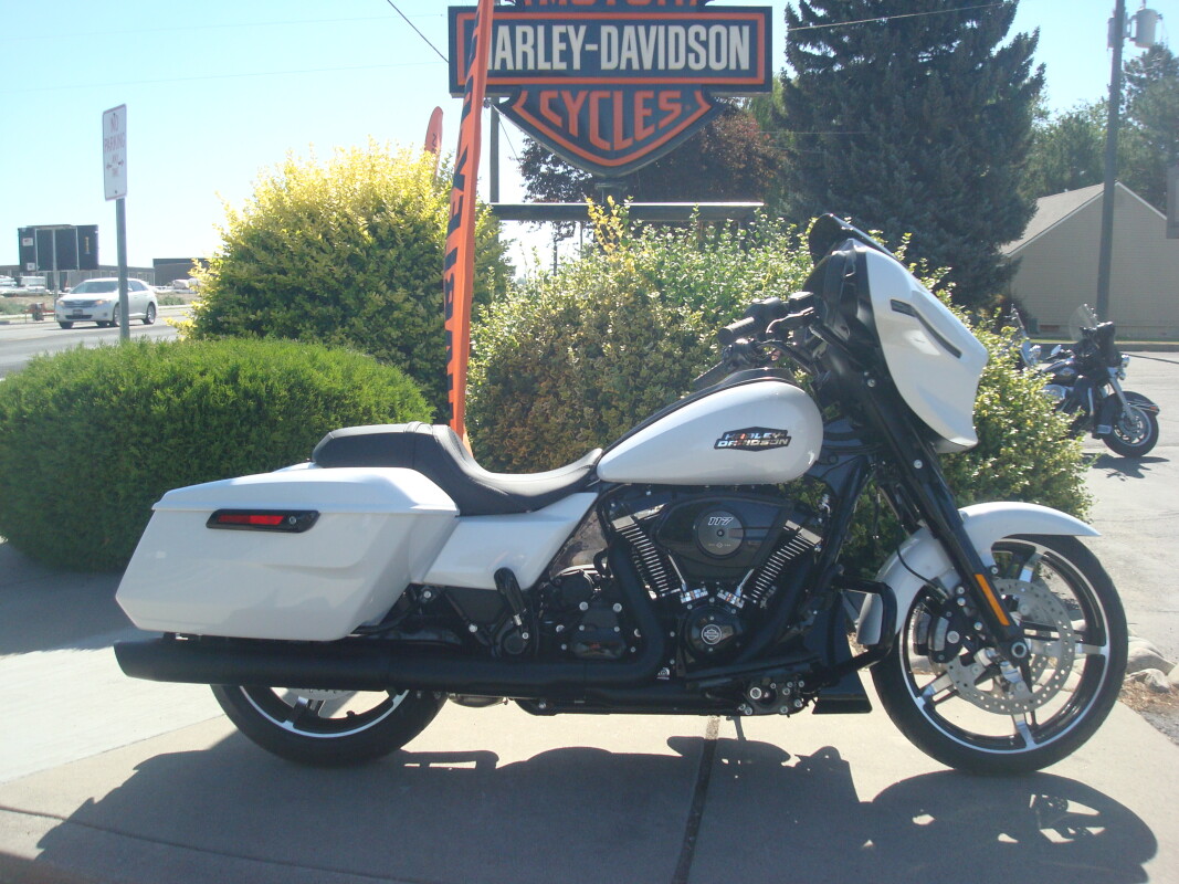 2025 Harley-Davidson Street Glide White Onyx Pearl - Black Finish