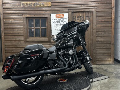 2025 Harley-Davidson Street Glide VIVID BLACK/BLACK TRIM - Photo 2