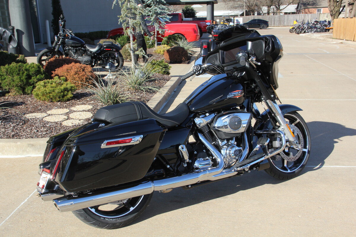 2025 Harley-Davidson Street Glide Vivid Black - Photo 5