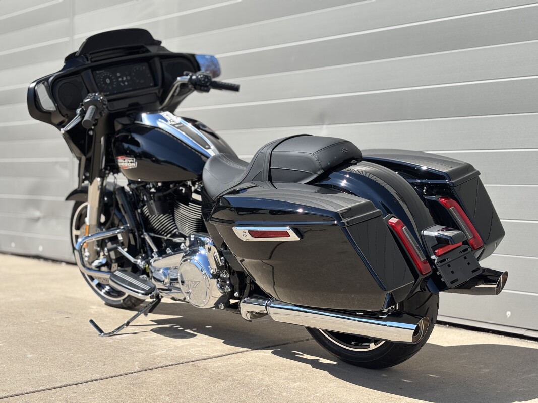 2025 Harley-Davidson Street Glide Vivid Black - Photo 6