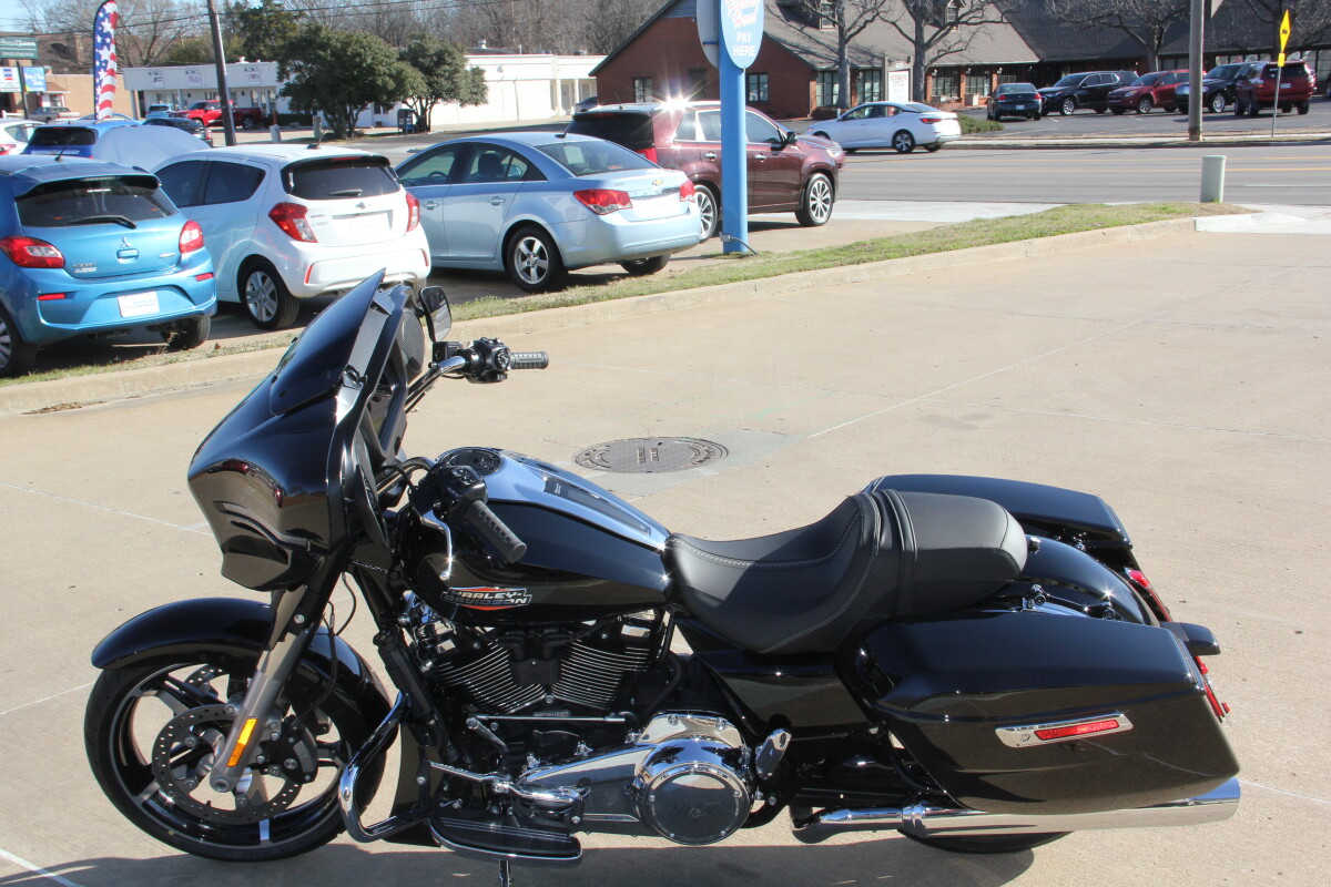 2025 Harley-Davidson Street Glide Vivid Black - Photo 3