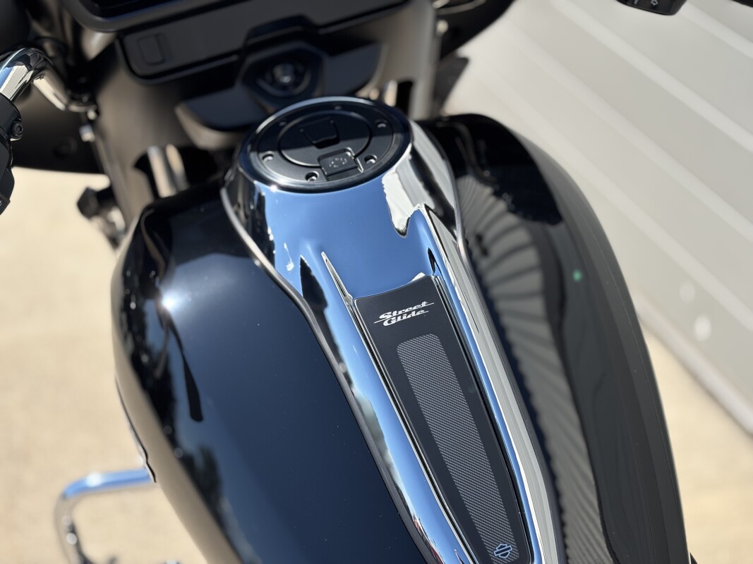 2025 Harley-Davidson Street Glide Vivid Black - Photo 10