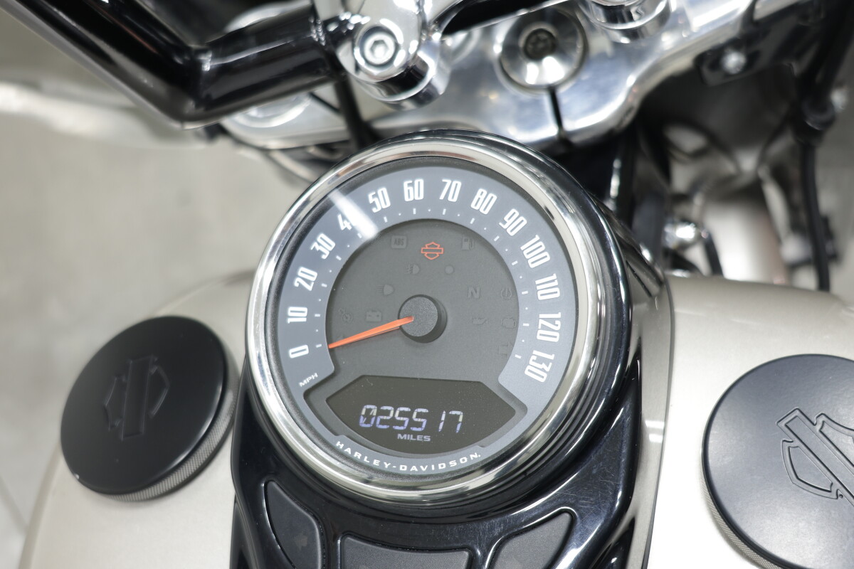 2018 Harley-Davidson FLHCS Heritage 114 in Silver Fortune with 25041 miles - Photo 3