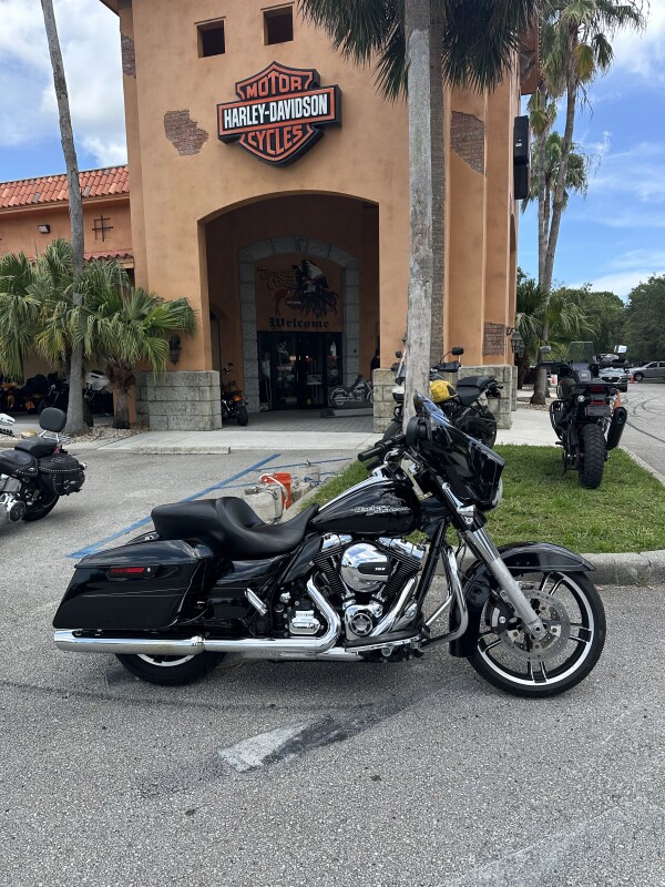Road King Classic(BLK)＆ Road Glide (WIN) Road King® | Barnes Harley-Davidson®