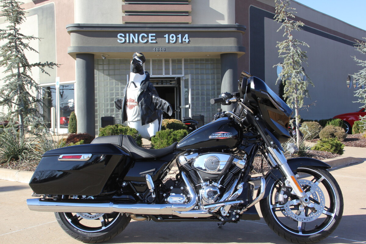 2025 Harley-Davidson Street Glide Vivid Black - Photo 2