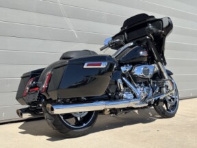 2025 Harley-Davidson® Street Glide® Vivid Black thumb 2