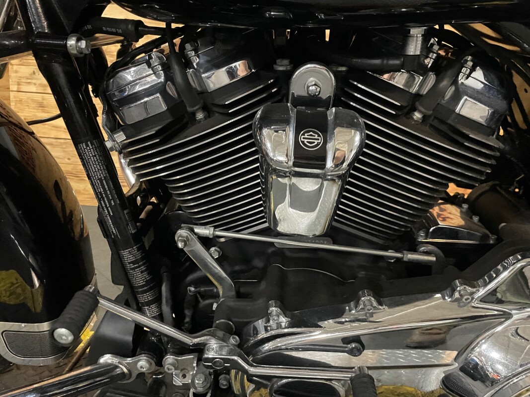 Harley-Davidson Road King 2017 FLHR Vivid Black - Photo 9