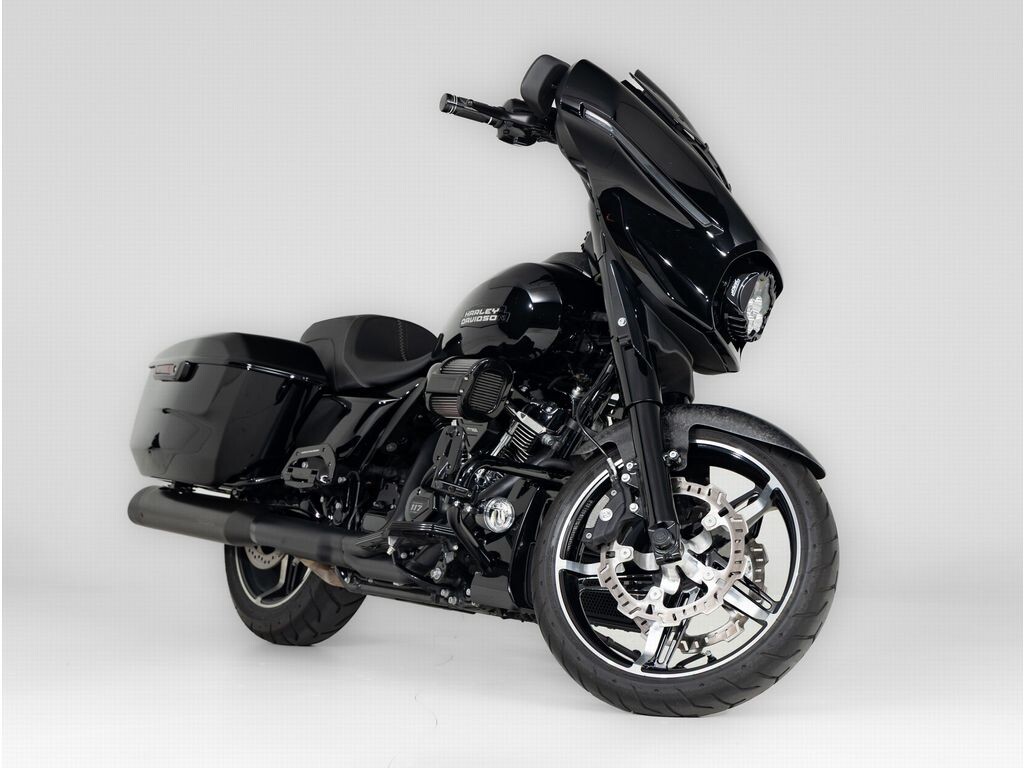 Harley-Davidson Street Glide – krachtige touringmotor met gestroomlijnde batwing-kuip en comfortabele zithouding.