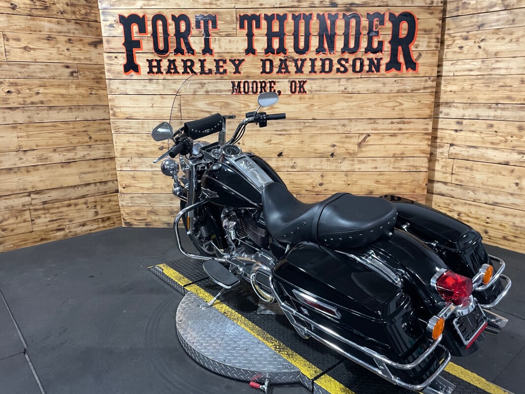 Harley-Davidson Road King 2017 FLHR Vivid Black - Photo 10