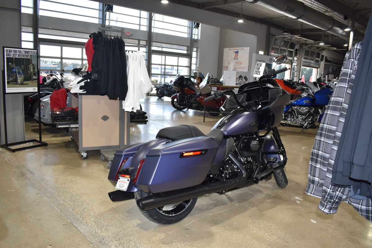 2025 Harley-Davidson Road Glide – Premium Touring Experience - Photo 4