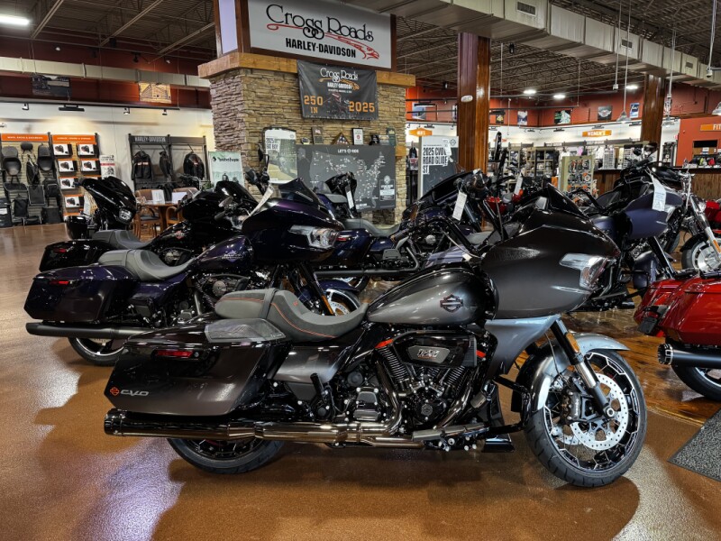 2025 Harley-Davidson® CVO™ Road Glide® ST Raven Fade